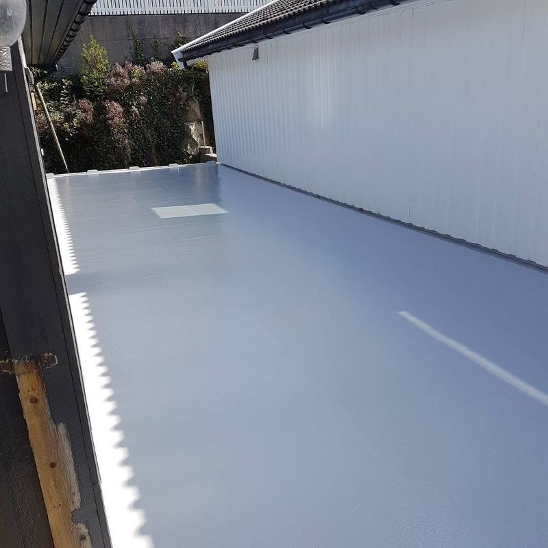 Ferdig carport innvendig — hvit himling og rene linjer