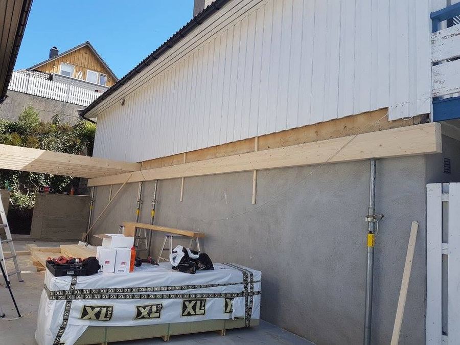 Bæredrager montert på murvegg — starten på carporten